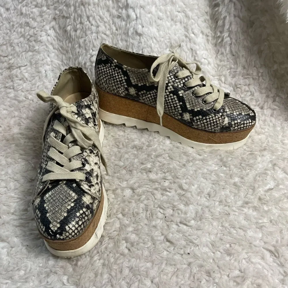 Steve Madden Korrie Lace-Up snake skin print Beige & gray Platform Sneakers SZ10